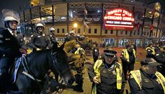 Policie ped stadionem Chicaga Cubs, kde fanouci slavili triumf svého celku ve...