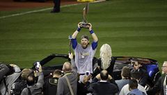 Ben Zobrist s Chicaga Cubs s vítznou trofejí.