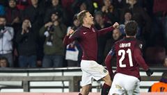 AC Sparta Praha - Hapoel Beer eva, stelci domácích gól Dokal a Lafata slaví.