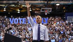 Prezident Barack Obama mává podporovatelm demokrat v Miami. Ve tvrtek 3....