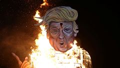 Podobizna Donalda Trumpa v plamenech.