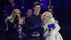 Shawn Mendes a Zara Larssonová s cenami z evropského udílení cen MTV Europe...