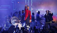 Afrojack and Fais hrají na pedávání cen MTV Europe Music Awards.