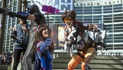 Fanouci cosplay ped kongresovým centrem v Anaheimu, kde se koná veletrh...