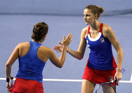 Karolína Plíková (vpravo) a Barbora Strýcová budou hlavními eskými oporami v 1. kole Fed Cupu.