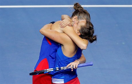 Finále Fed Cupu 2016: radost Karolíny Plíkové a Barbory Strýcové.