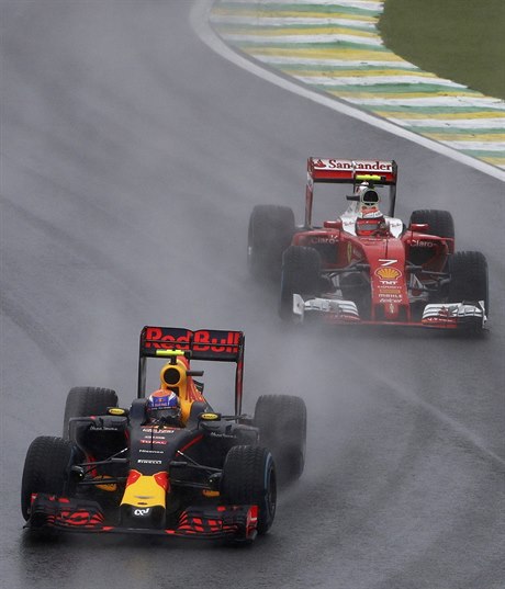 Max Verstappen na mokré dráze v Brazílii ádil.