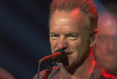 Zpvák Sting na svém koncert v paíském Bataclanu.