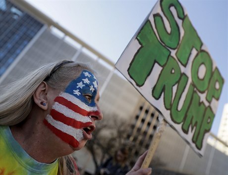 Ameriané protestují proti budoucímu prezidentovi Trumpovi.