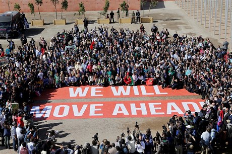 Stovky lidí z asociace Greenpeace ped budovou marrákeské konference o...