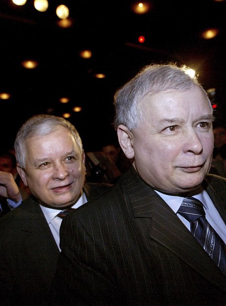 Exprezident Lech Kaczyski (vlevo) a jeho dvoje Jaroslaw.