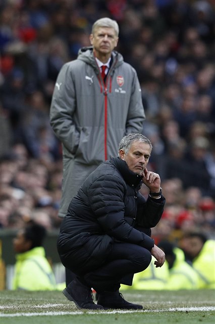 José Mourinho na rozdíl od za ním stojícího Arséna Wengera radost z remízy...