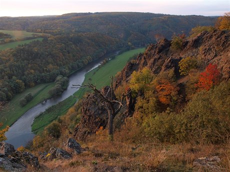 Pohled z ertovy skály na Berounku a oblast v jejím okolí, je by byla zatopena.