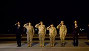Prezident Obama, Eric Holder a amerit vojci vzdvaj hold osmncti padlm v...
