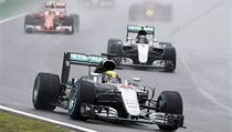 Lewis Hamilton před Nikem Rosbergem při GP Brazílie. | na serveru Lidovky.cz | aktuální zprávy