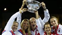 Zleva: Hradecká, Kvitová, kouč Pála, Strýcová a Karolína Plíšková s trofejí pro... | na serveru Lidovky.cz | aktuální zprávy