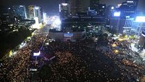 Jihokorejci protestuj v ulicch proti souasn prezidentce Park Geun-hye....