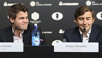 Velmisti Magnus Carlsen (vlevo) a Sergej Karjakin (vpravo).