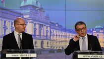 Zleva premiér Bohuslav Sobotka a ministr zahraničních věcí Lubomír Zaorálek. | na serveru Lidovky.cz | aktuální zprávy