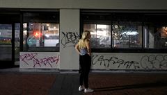 Protesty v Oaklandu: graffiti, rozbité výlohy a zapálené odpadky v ulicích.