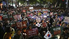 Jihokorejci protestují v ulicích proti souasné prezidentce Park Geun-hye....