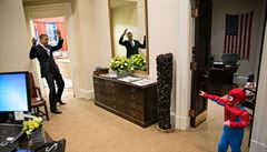 Prezident Obama se zamotal do Spider-manovy sít malého syna jednoho z...