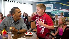 Barrack Obama sdílí svj jahodový kolá s chlapcem ve kolní jídeln v Kozy...