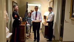 Prezident Obama jde popát k narozeninám jednomu ze zamstnanc Bílého domu...