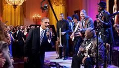 Prezident Obama se pidal k B. B. Kingovi pi zpvu písn Sweet, sweet...