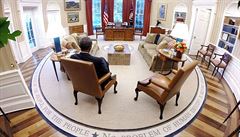 Prezident Obama proítá materiály ped denním briefingem v Oválné pracovn.