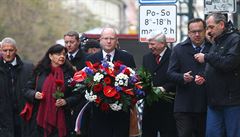 Premiér Bohuslav Sobotka vyrazil ráno poloit kvtiny k památníku 17. listopadu.