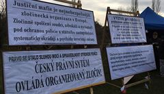 Transparenty na shromádní píznivc Miloe Zemana u píleitosti oslav 17....