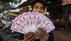 Mu z Ahmadabadu ukazuje vjí nových indických bankovek v hodnot 2000 rupií.