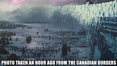 Fotka poízená na kanadských hranicích, stojí u zábru z oblíbeného seriálu...