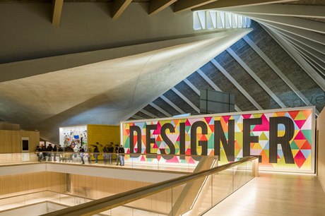 Londýnské Design Museum se pesthovalo do stanu s mdnou stechou