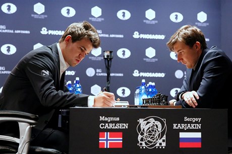 Magnus Carlsen a Sergej Karjakin pi zápase o achového mistra svta.