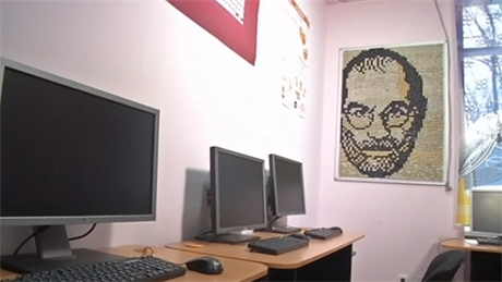 Portrét Steva Jobse je vytvoen z poítaových kláves.