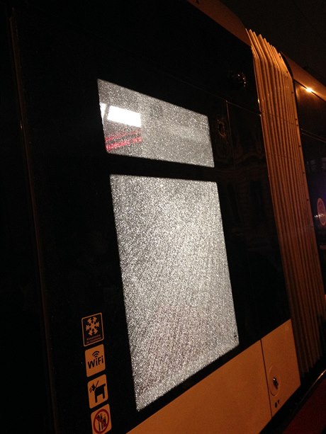 Pachatel zatím neznámým pedmtem rozbil okno u tramvaje.