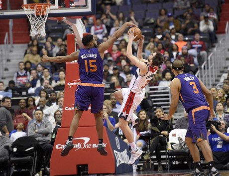 Hrá týmu Phoenix Suns, Alan Williams, blokuje Tomáe Satoranského v dresu...