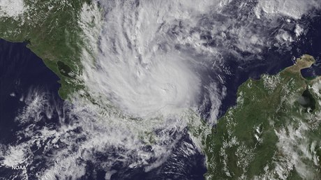 Fotografie hurikánu Otto ze satelitu.