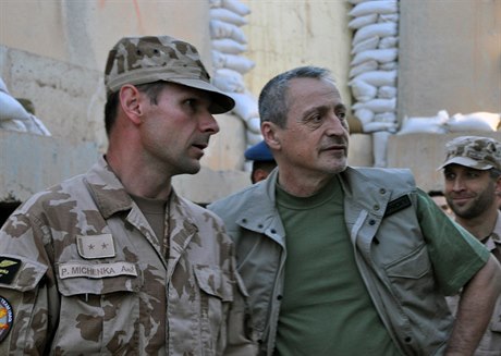 eské vojáky pomáhající v Iráku pilotm bitevník L-159 navtívil ministr...