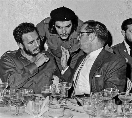 Fidel Castro na archivním snímku spolu s revolucionáem Che Guevarou a...