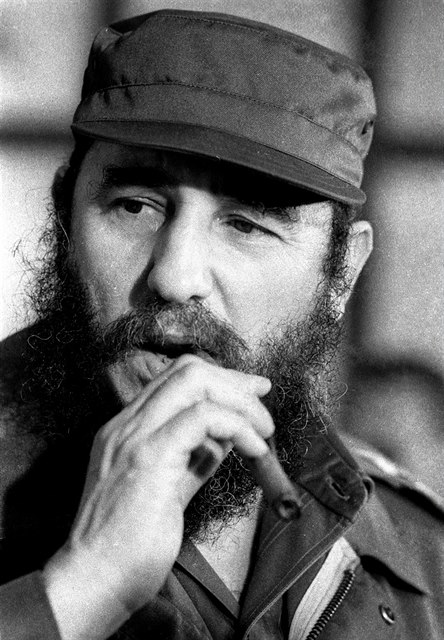 Kubánský vdce Fidel Castro kouící doutník.