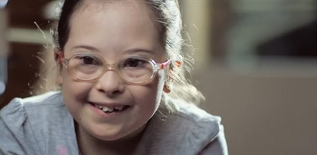 Dívka s Downovým syndromem ve videu Dear future mom.