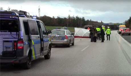 Policie zasahuje u dopravní nehody.