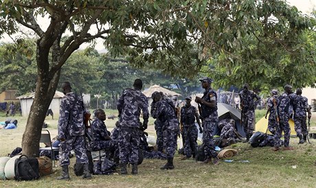 lenové policejních jednotek se shromaili poblí msta Kasese.