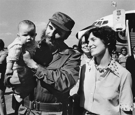Fidel Castro s rodinou kanadského premiéra Justina Trudeaua na Kub v roce 1976.