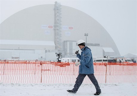ernobylský reaktor zakrývá nová kupolovitá bezpenostní schránka.