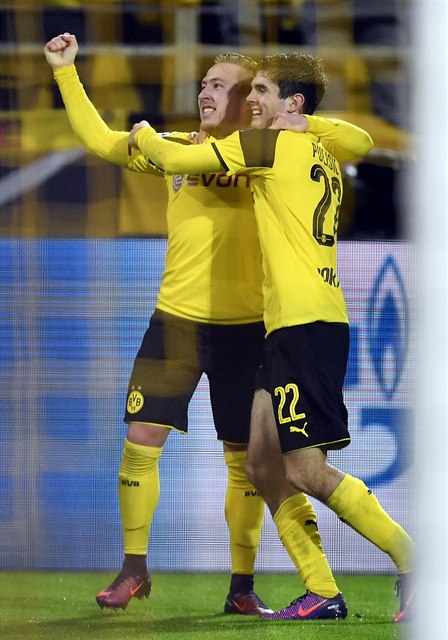 Felix Passlack (vlevo) a Christian Pulii se radují z gólu.