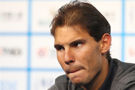 Rafael Nadal se rozhodl problém s ídnoucími vlasy  vyeit jejich...